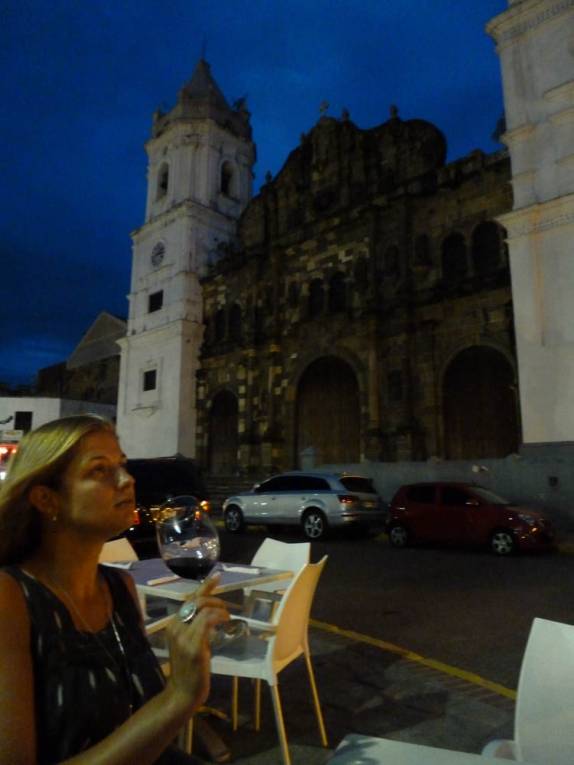 Degustando um vinho em frente à Catedral, na principal praça do Casco Antiguo, na Cidade do Panamá, a capital do país